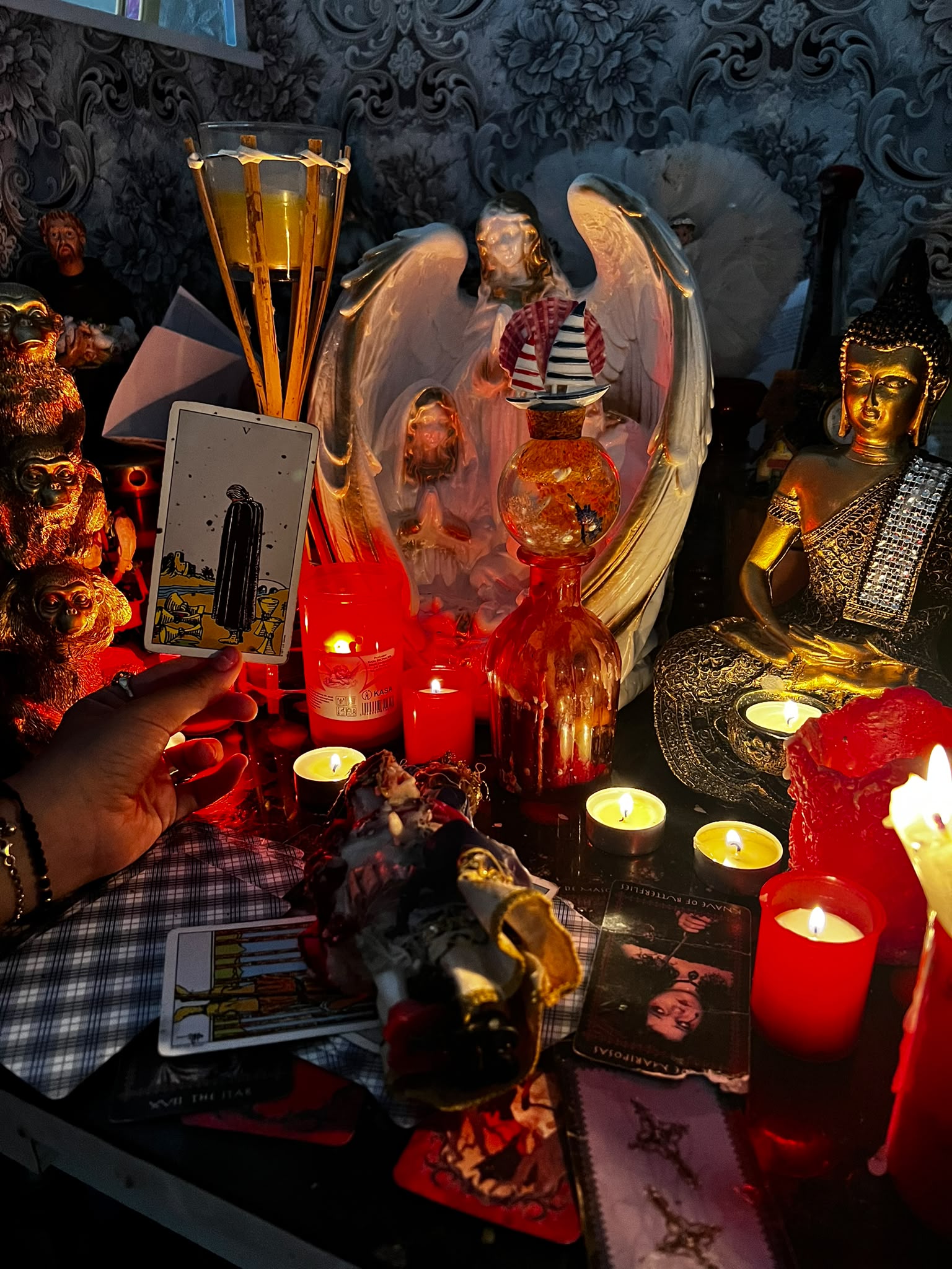 Altar pregătit pentru un ritual de dezlegare