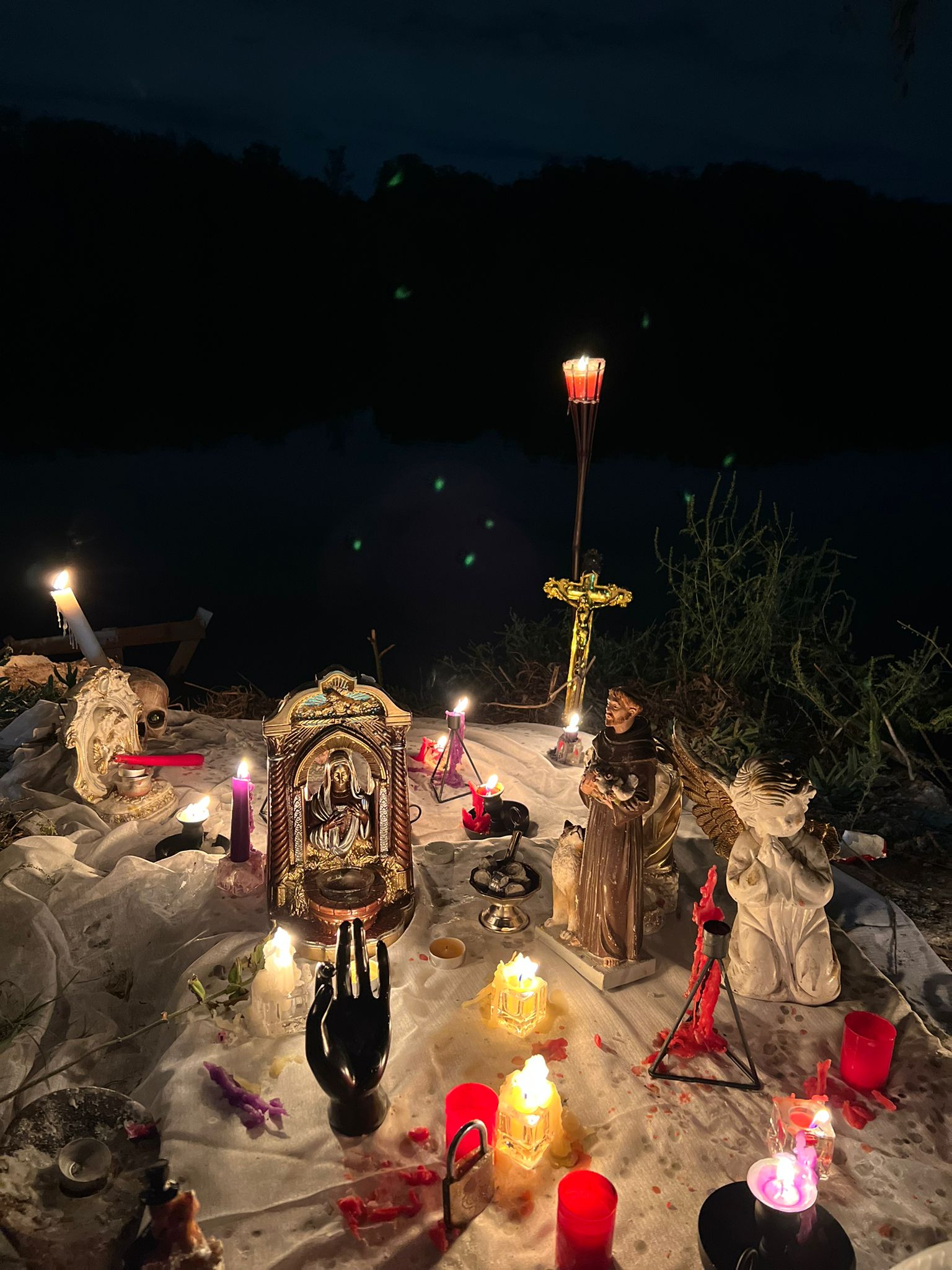 Altar de noapte cu lumânări, icoane și cruce