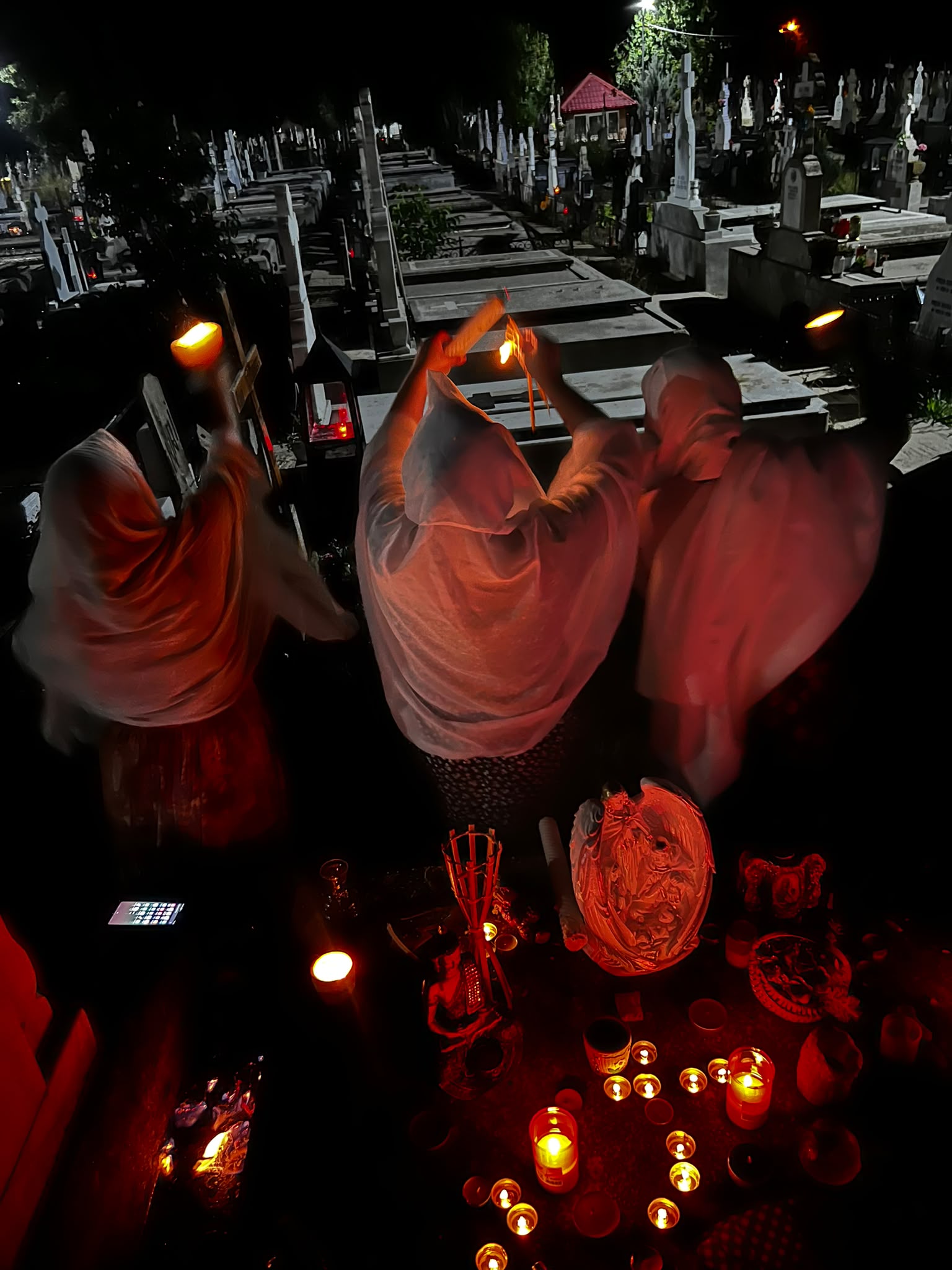 Ritual de noapte cu lumânări, în ceață