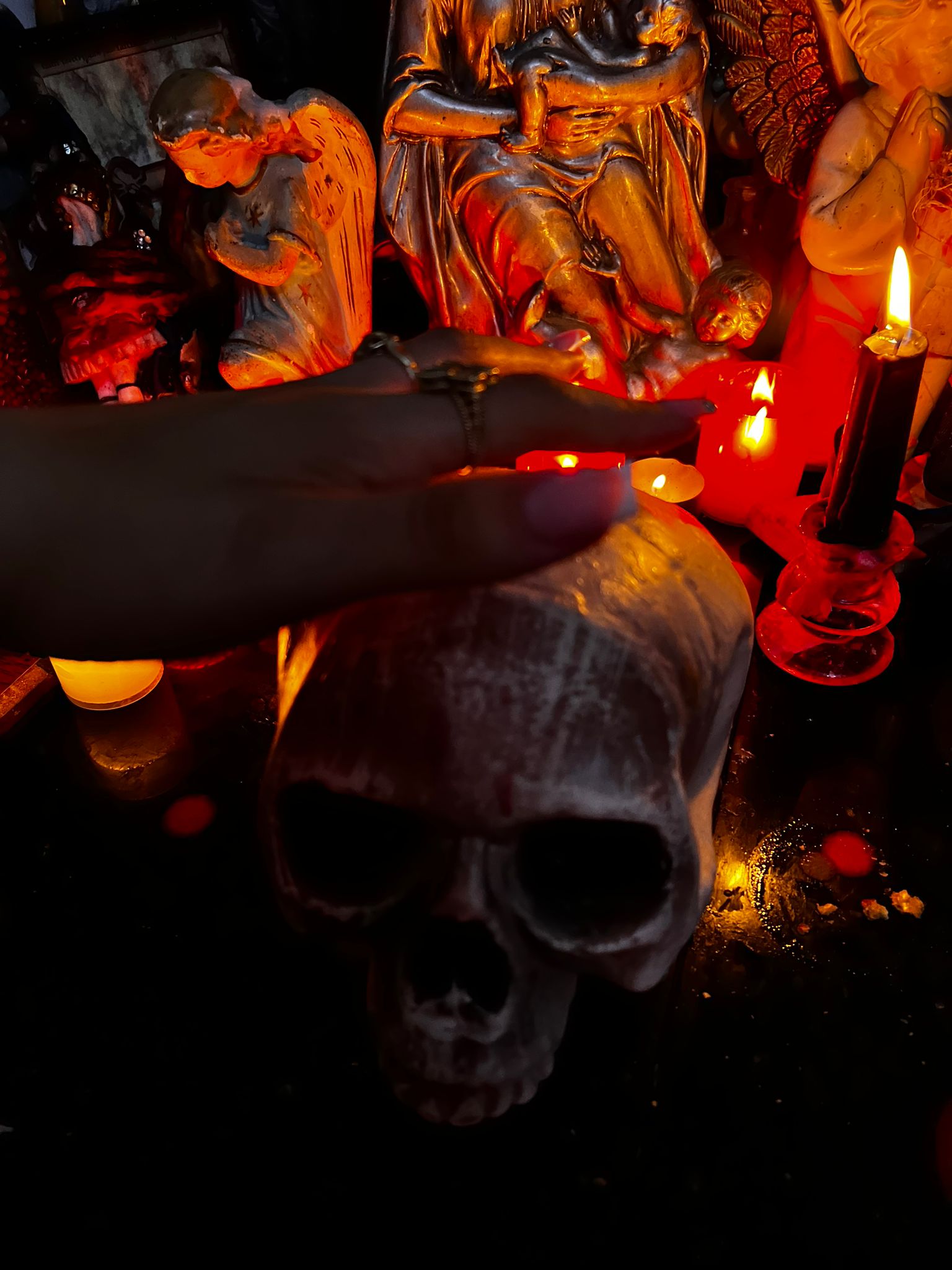 Detaliu de altar de noapte, cu lumânări roșii