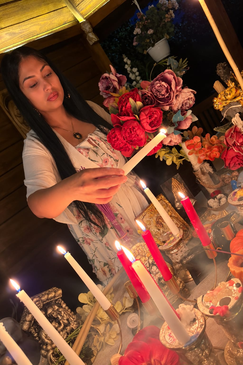 Clarvăzătoarea Flory aprinzând o lumânare la altarul ei